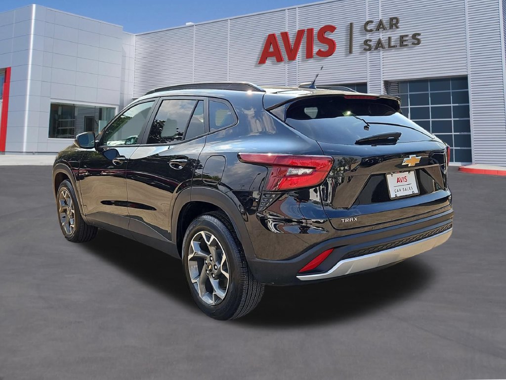 Used 2025 Chevrolet Trax LT w/ LT Convenience Package FWD image 9