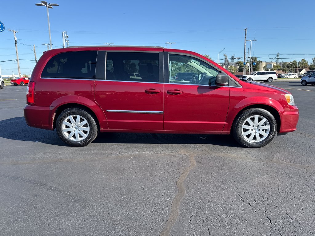 Used 2014 Chrysler Town & Country Touring FWD image 8