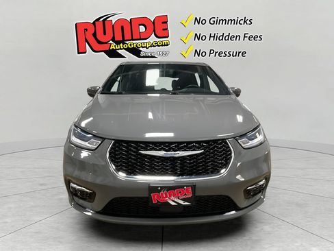 Used 2023 Chrysler Pacifica Touring FWD image 8