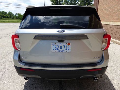 Used 2021 Ford Explorer XLT w/ Equipment Group 202A AWD/4WD image 8