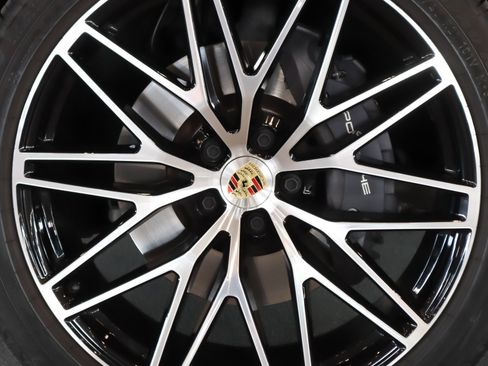 Certified 2025 Porsche Macan image 13