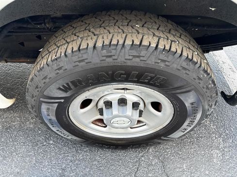 Used 2018 Chevrolet Express 2500 w/ Driver Convenience Package image 12