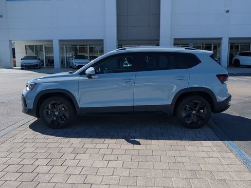 New 2026 Volkswagen Taos SE FWD image 6