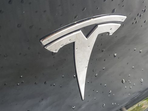 Used 2021 Tesla Model Y Long Range AWD/4WD image 5