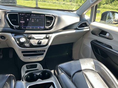 Used 2023 Chrysler Pacifica Touring-L FWD image 24