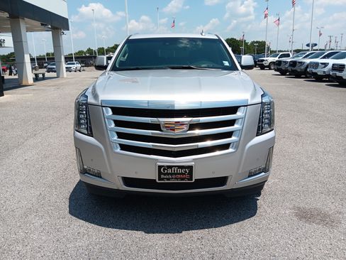 Used 2019 Cadillac Escalade Luxury AWD/4WD image 9