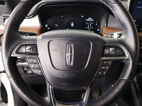 Used 2022 Lincoln Nautilus Reserve AWD/4WD image 3