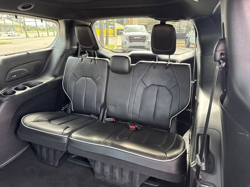 Used 2023 Chrysler Pacifica Limited w/ Uconnect Theater Family Group FWD image 17
