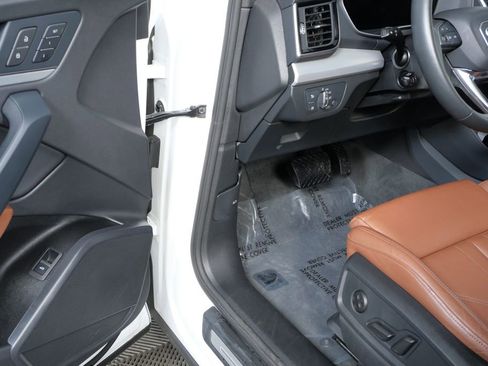 Used 2025 Audi Q5 2.0T Premium w/ Convenience Plus Package image 5