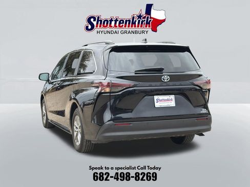 Used 2024 Toyota Sienna XLE FWD image 7