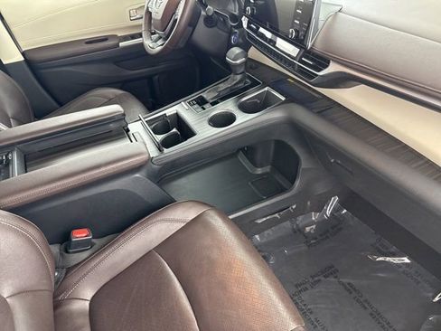 Used 2021 Toyota Sienna Platinum AWD/4WD image 23