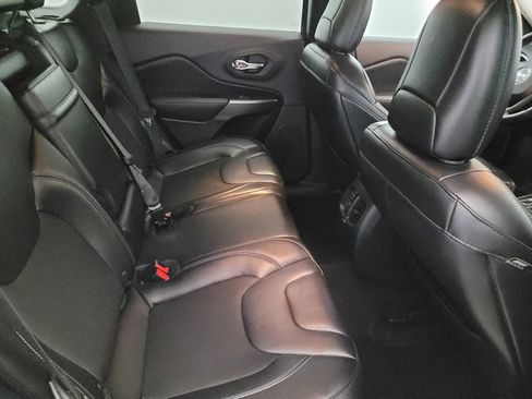 Used 2019 Jeep Cherokee Latitude Plus w/ Cold Weather Group AWD/4WD image 19