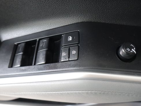 Used 2025 Toyota Highlander XLE AWD/4WD image 13
