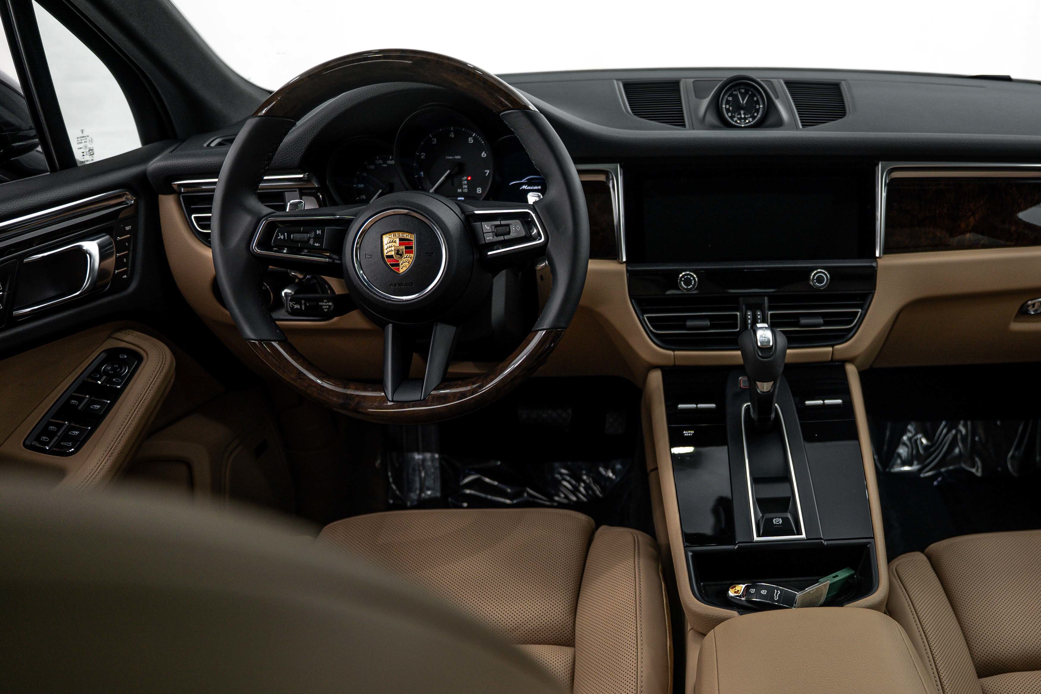 Certified 2025 Porsche Macan AWD/4WD image 23
