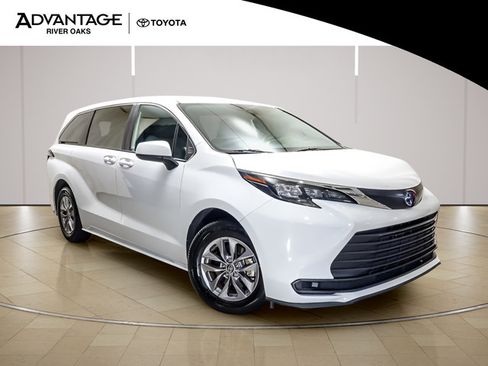 Used 2025 Toyota Sienna LE FWD image 2