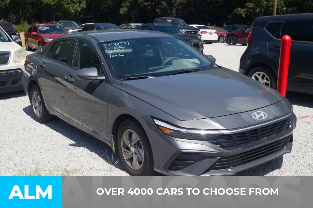 Used 2026 Hyundai Elantra SE FWD image 2