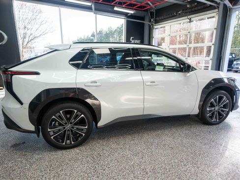 Used 2023 Toyota bZ4X Limited image 4