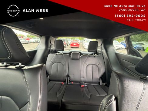 Used 2022 Chrysler Pacifica Touring-L w/ Uconnect Theater Family Group FWD image 18