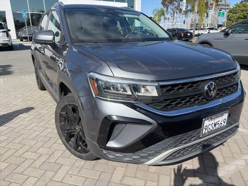 Used 2023 Volkswagen Taos SE w/ Black Wheel Package image 3