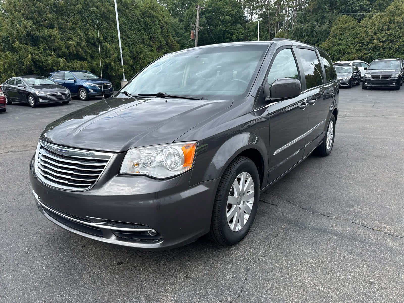 Used 2016 Chrysler Town & Country Touring FWD image 7