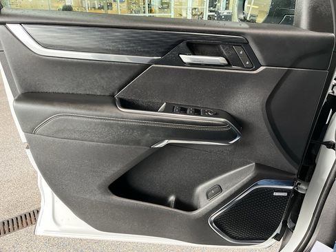 Used 2025 GMC Acadia Elevation image 27