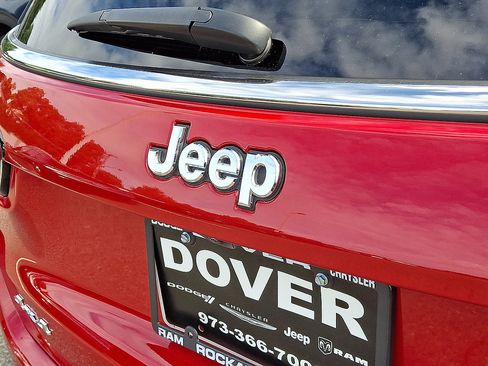 Certified 2023 Jeep Compass Latitude w/ Sun and Sound Group AWD/4WD image 15