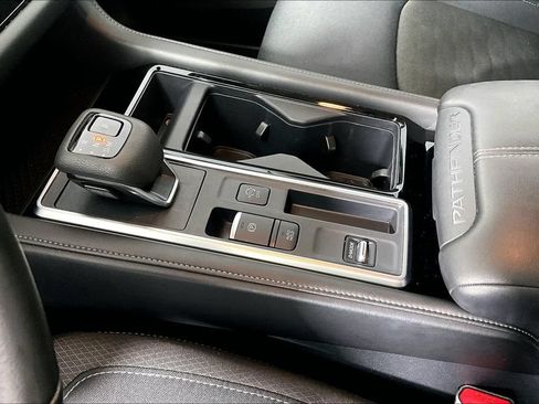 Used 2025 Nissan Pathfinder SV FWD image 17