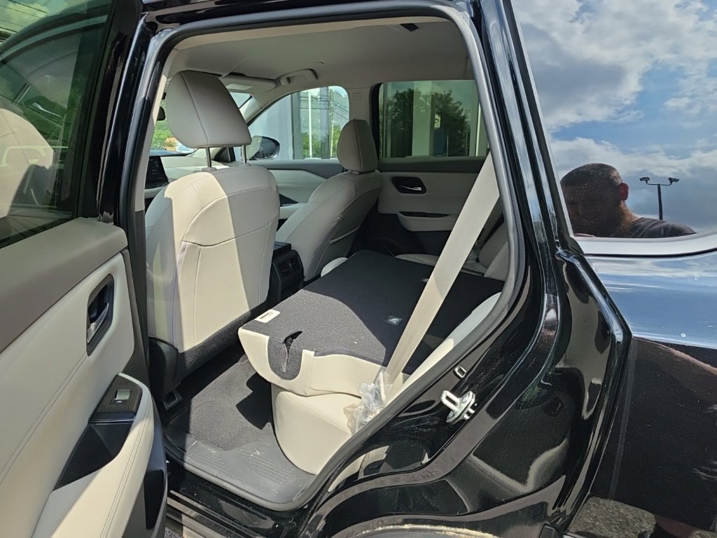 Certified 2025 Nissan Rogue SL AWD/4WD image 11