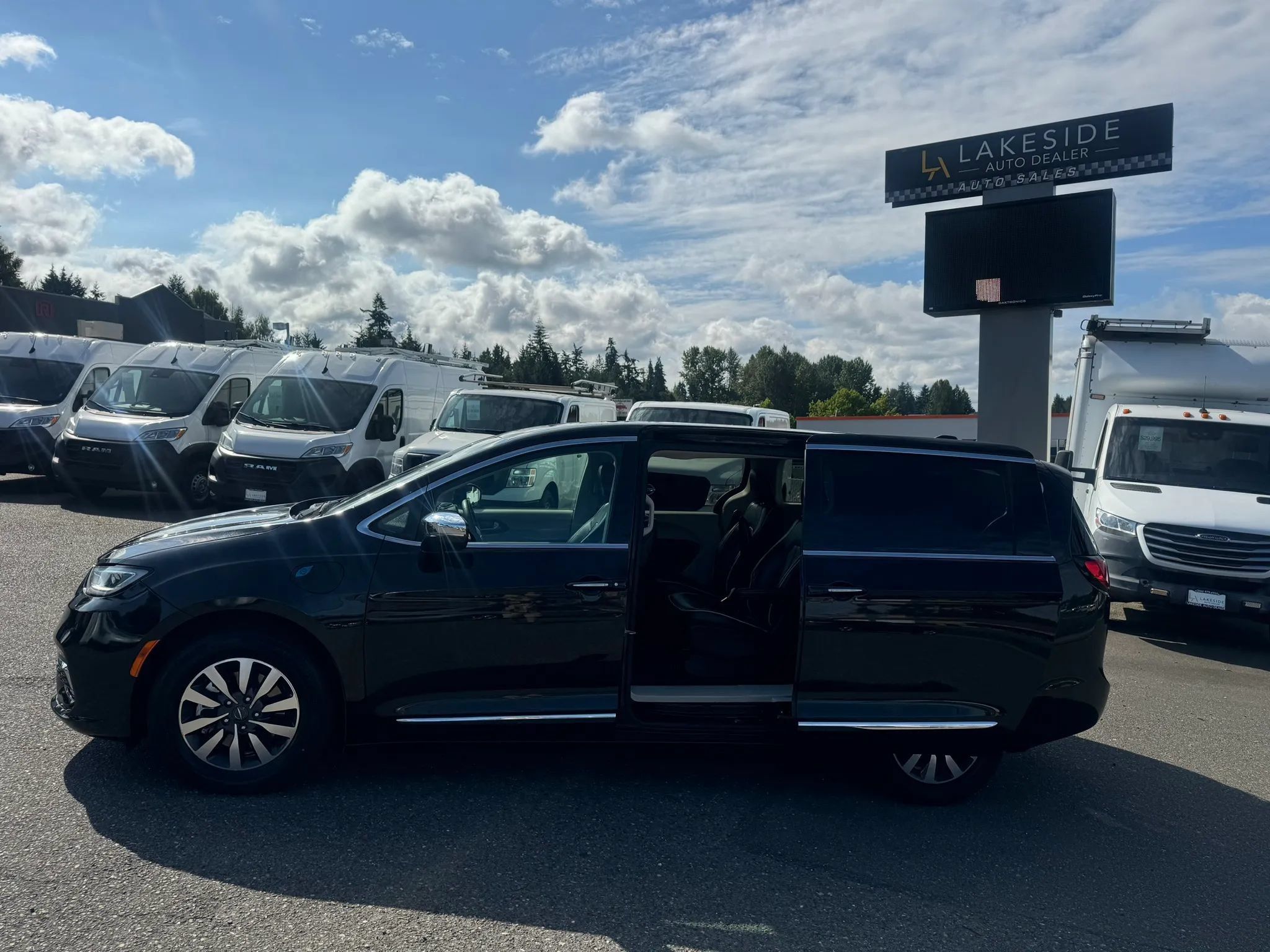 Used 2023 Chrysler Pacifica Limited FWD image 11