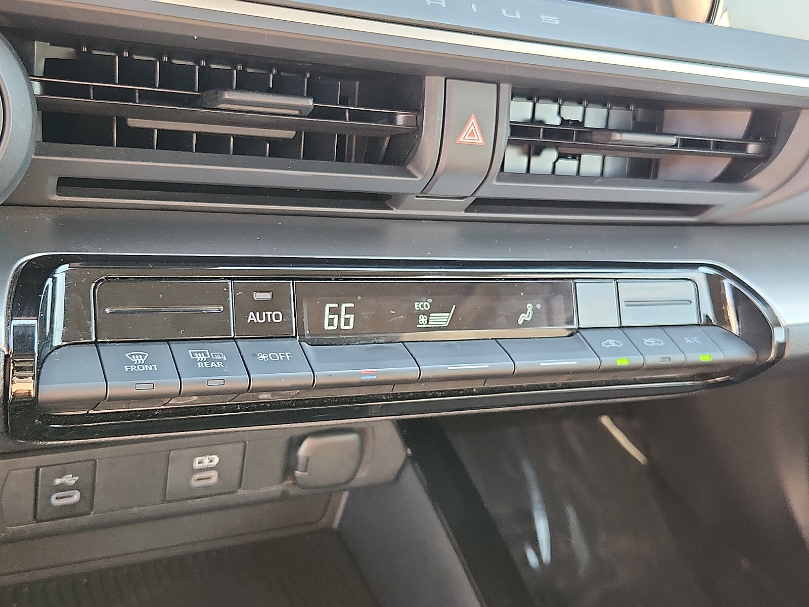 Used 2024 Toyota Prius LE FWD image 15