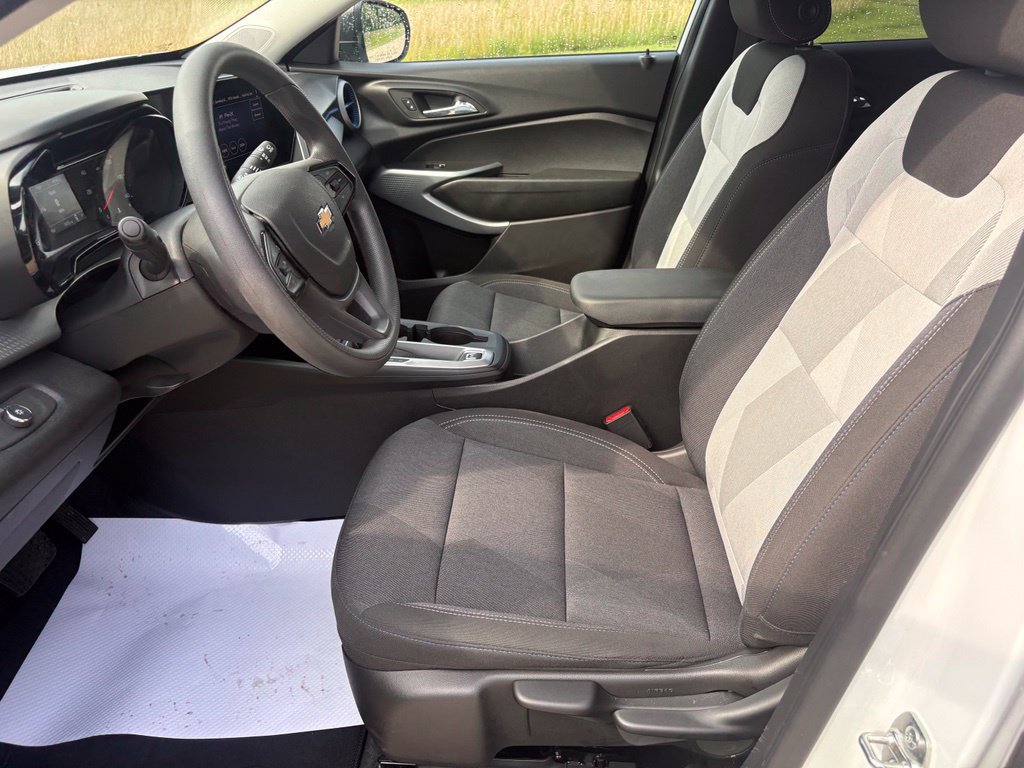 Used 2025 Chevrolet Trax LS FWD image 15
