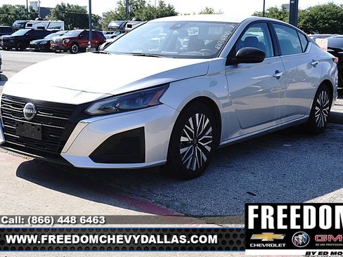 Used 2024 Nissan Altima 2.5 SV FWD image 3