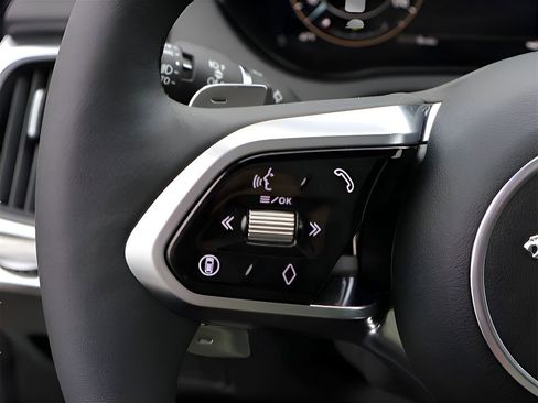 Used 2024 Jaguar E-PACE R-Dynamic SE image 35