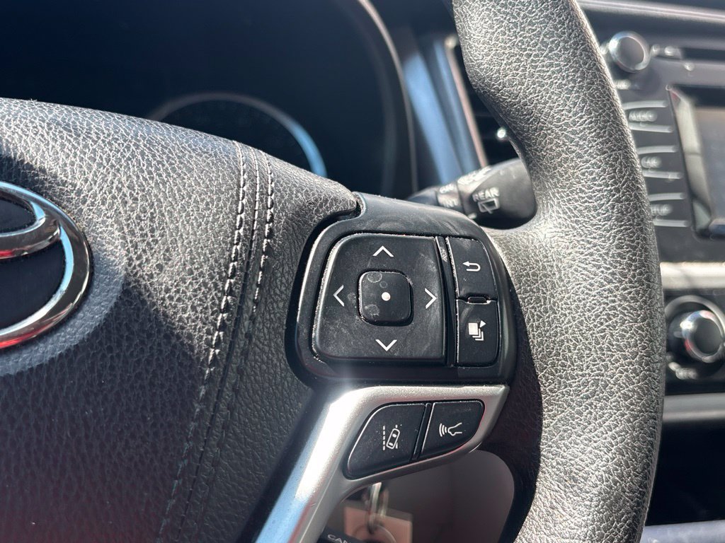 Used 2017 Toyota Highlander LE FWD image 18