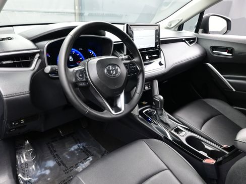 Used 2022 Toyota Corolla Cross XLE image 13