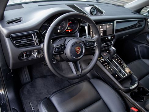 Certified 2024 Porsche Macan AWD/4WD image 4