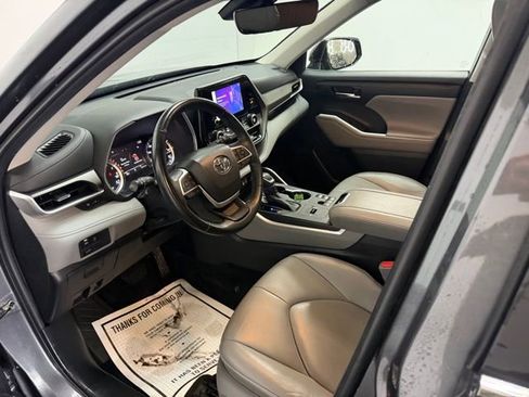 Used 2023 Toyota Highlander XLE FWD image 9