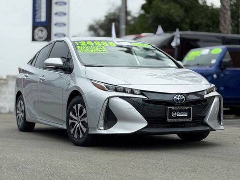 Used 2022 Toyota Prius Prime XLE image 2