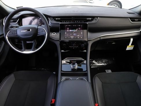 New 2025 Jeep Grand Cherokee Altitude image 19