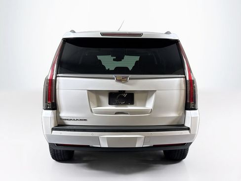 Used 2020 Cadillac Escalade Luxury RWD image 4
