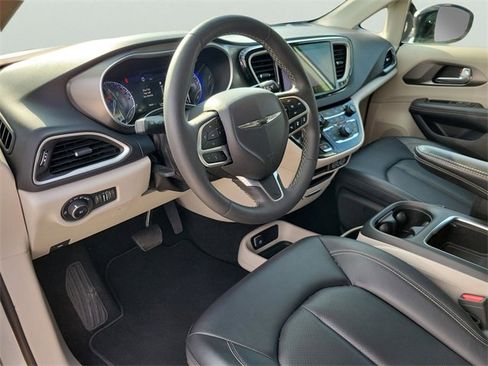 Used 2024 Chrysler Pacifica Touring-L image 14