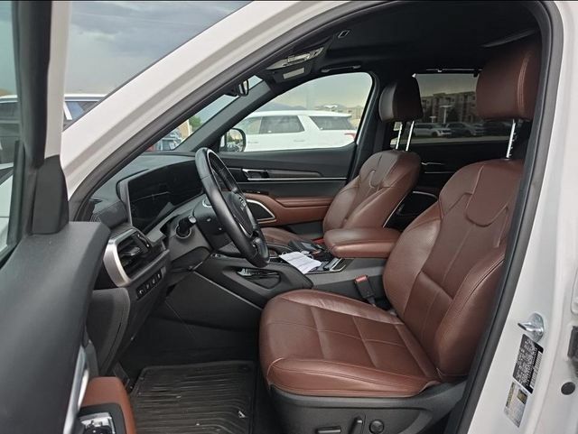 Used 2024 Kia Telluride EX w/ EX Captain's Chair Package AWD/4WD image 2