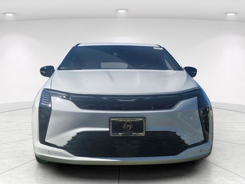 New 2027 Chrysler Pacifica Limited FWD image 2
