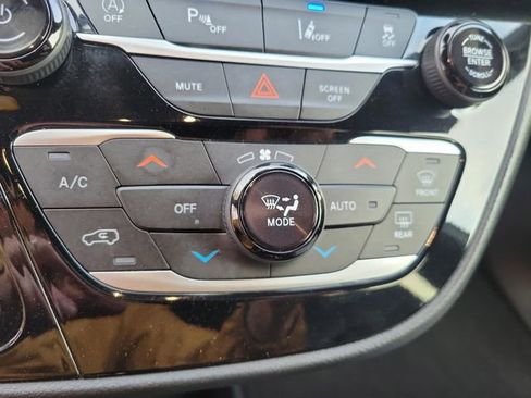Used 2025 Chrysler Pacifica Select FWD image 23