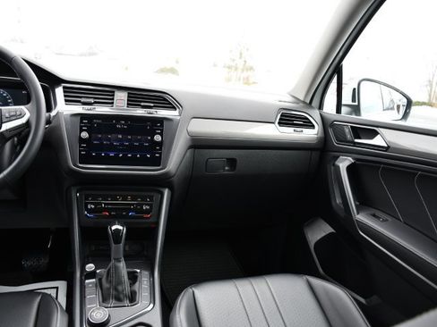 Used 2022 Volkswagen Tiguan SE image 25