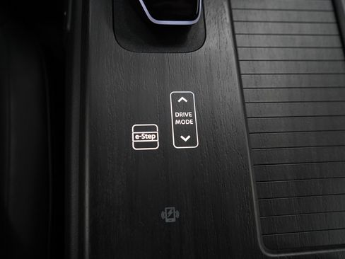 Used 2025 Nissan Ariya FWD image 23