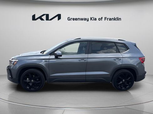 Used 2022 Volkswagen Taos SE FWD image 4