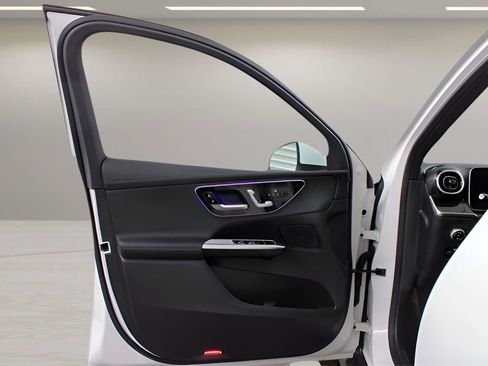 Used 2024 Mercedes-Benz GLC 300 4MATIC image 29