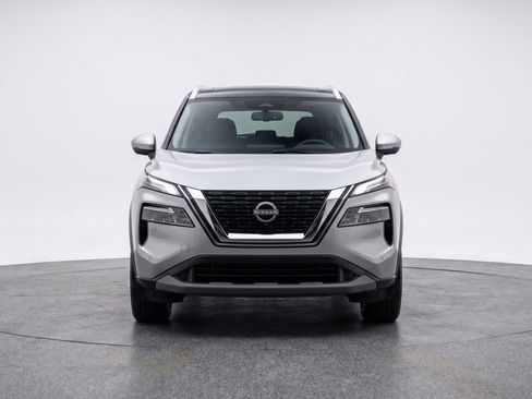 Used 2025 Nissan Rogue SV image 2