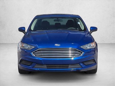 Used 2017 Ford Fusion SE w/ Fusion SE Technology Package image 2